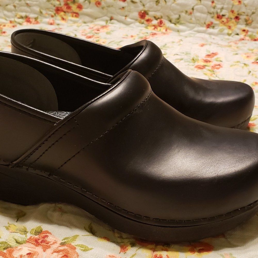 Dansko XP 2.0 black clogs, size 40 wide, perfect condition